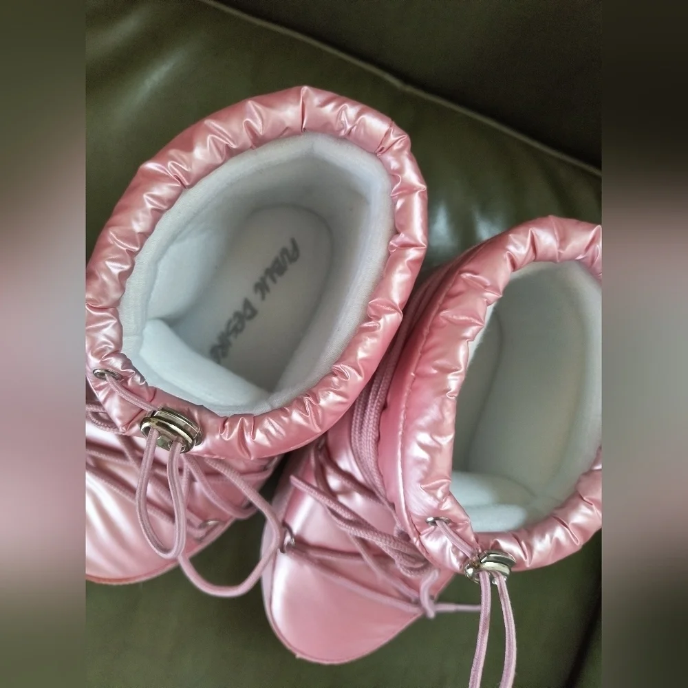 Public desire metallic pink moon boots zuri women's 5 slip on lace up puffer coa